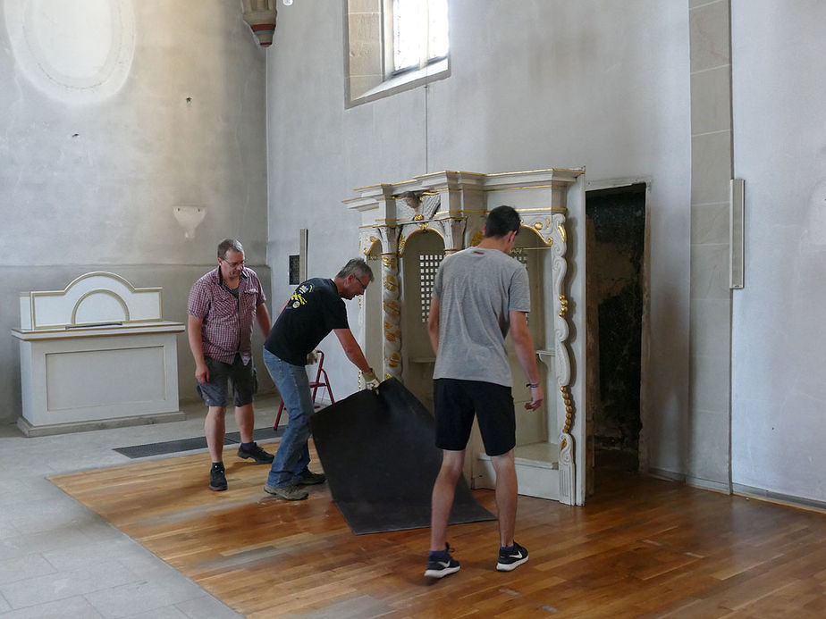 Räumung des Restinventars und der Kirchenbänke aus der Kirche (Foto: Karl-Franz Thiede)